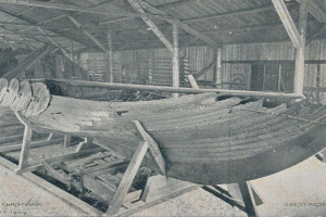 Bilde av Gokstadskipet i skuret ved Univrrsitetet i Kristiania